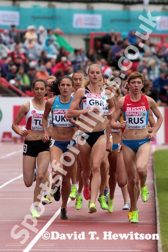 Hannah England (GB) leads in the 1500 metres at the European Athletics Team Championships.